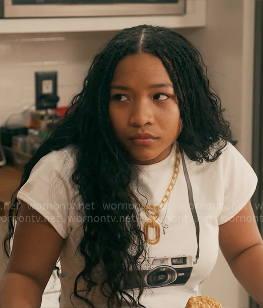 Delilah’s camera print t-shirt on The Equalizer