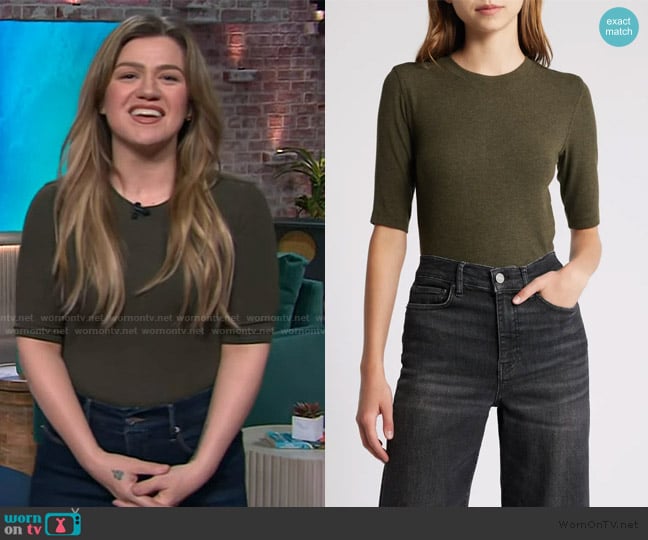 Frame Ribbed Crewneck Tee worn by Kelly Clarkson on The Kelly Clarkson Show