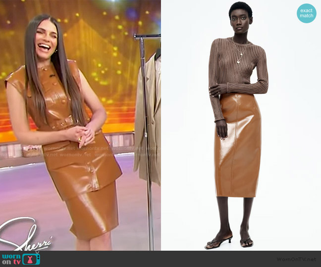 H&M Coated Pencil Skirt worn by Erica Wark on Sherri