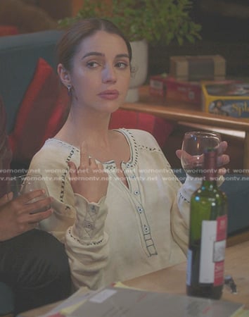 Jules’ white henley top with blue stitching on Greys Anatomy