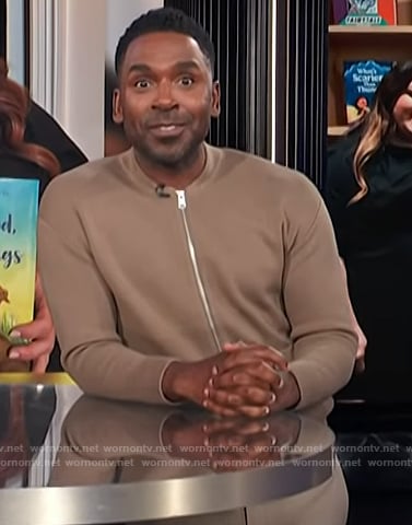 Justin’s beige knit jacket on E! News