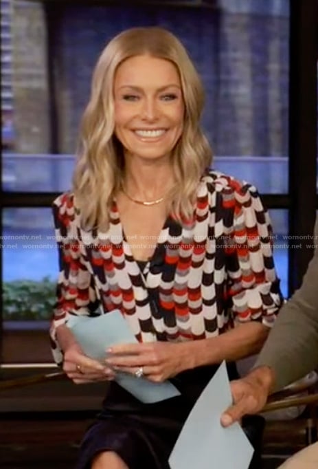 Kelly’s abstract print shirt on Live with Kelly and Mark