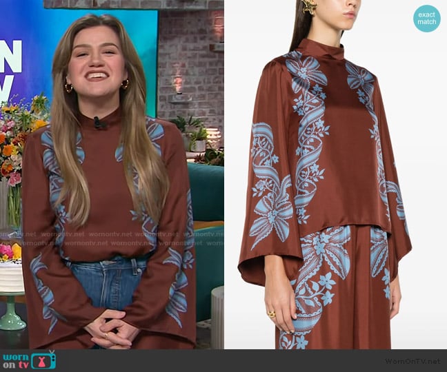 LA DoubleJ Make an Exit top worn by Kelly Clarkson on The Kelly Clarkson Show