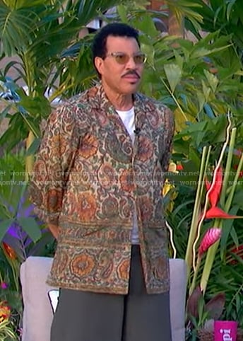 Lionel Richie’s green floral shirt on American Idol
