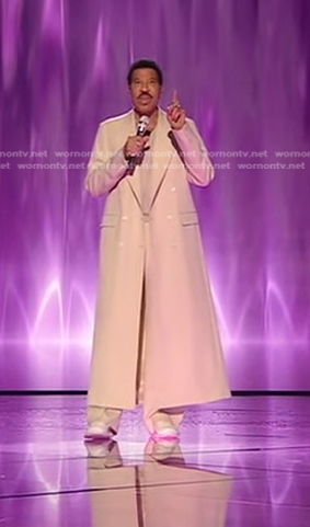 Lionel Richie’s ivory long coat on American Idol