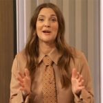Drew’s printed tie on The Drew Barrymore Show