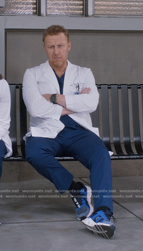 Owen Hunt’s blue sneakers on Greys Anatomy