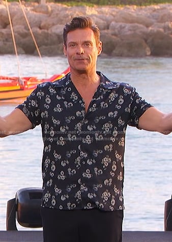 Ryan Seacrest’s black floral short sleeve shirt on American Idol