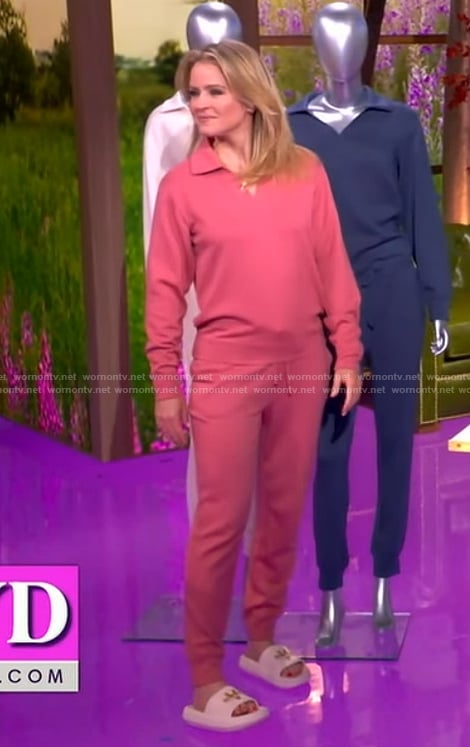 Sara’s pink collared sweatshirt and sweatshirt on The View