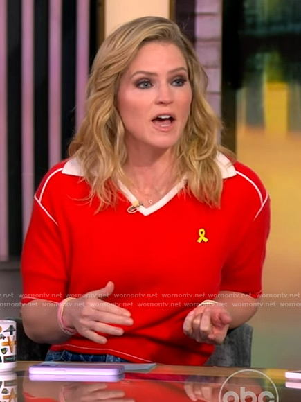 Sara’s red contrast polo and printed jeans on The View