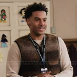 Tariq’s brown fleece vest on Abbott Elementary