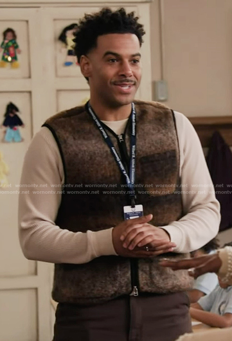 Tariq’s brown fleece vest on Abbott Elementary