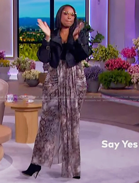 Jennifer’s cropped black jacket on The Jennifer Hudson Show