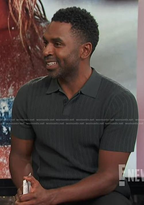 Justin’s gray ribbed polo on E! News