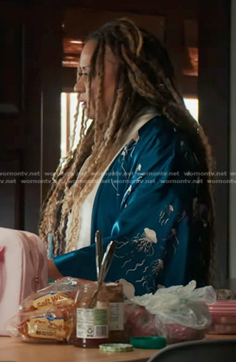 Karen’s blue jellyfish print robe on 9-1-1