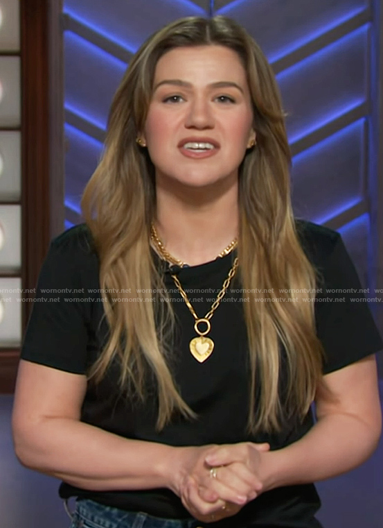 Kelly’s heart necklace on The Kelly Clarkson Show