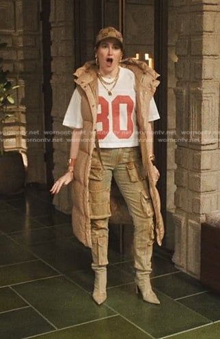 Maya’s beige puffer long vest and jeans on The Studio