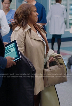 Miranda’s beige zip trench coat and top handle bag on Greys Anatomy