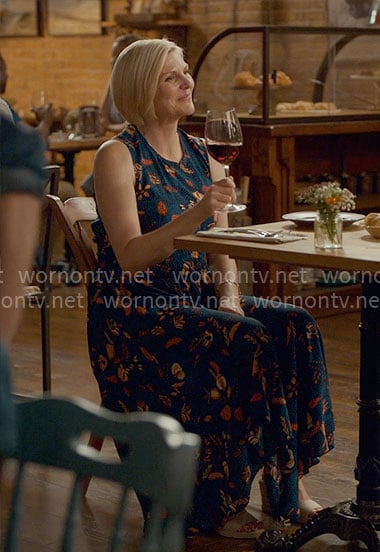 Ellen’s blue printed midi dress on Ginny & Georgia