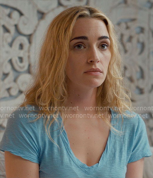 Georgia’s blue v-neck t-shirt on Ginny & Georgia