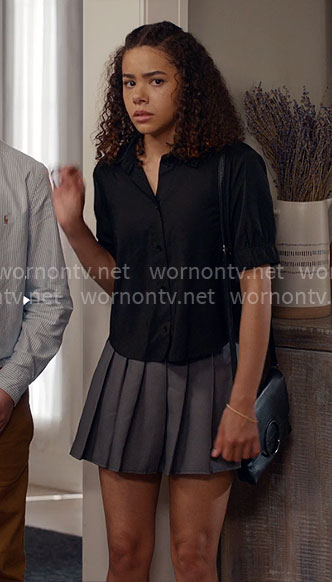 Ginny’s black short-sleeve shirt on Ginny & Georgia