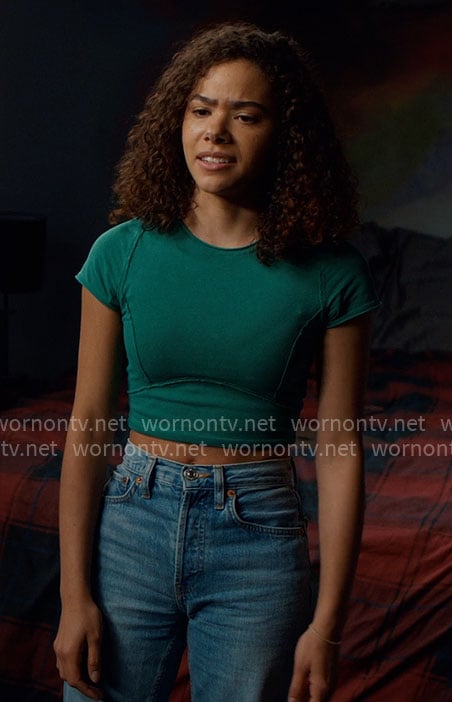Ginny’s green fitted tee on Ginny & Georgia