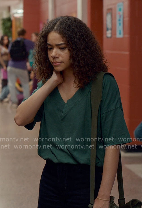 Ginny’s green v-neck t-shirt on Ginny & Georgia