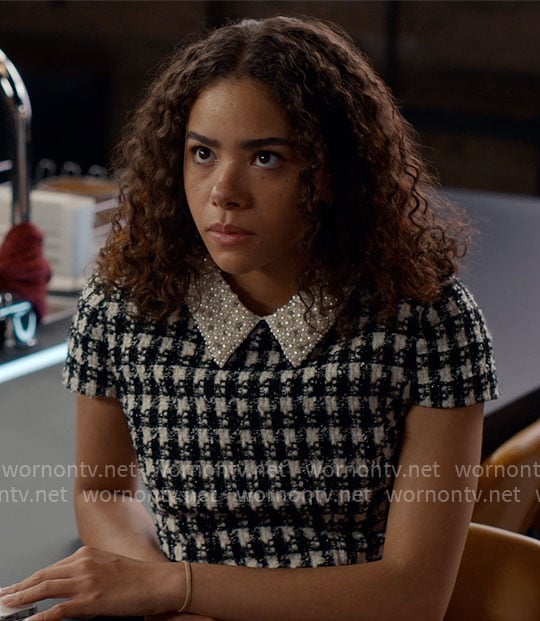 Ginny’s houndstooth tweed dress with pearl collar on Ginny & Georgia