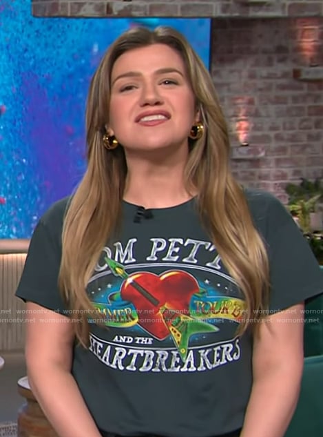 Kelly Clarkson’s Heartbreaker graphic tee on The Kelly Clarkson Show