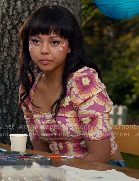 Norah’s pink floral top on Ginny & Georgia