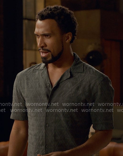 Zion’s green triangle shirt on Ginny & Georgia