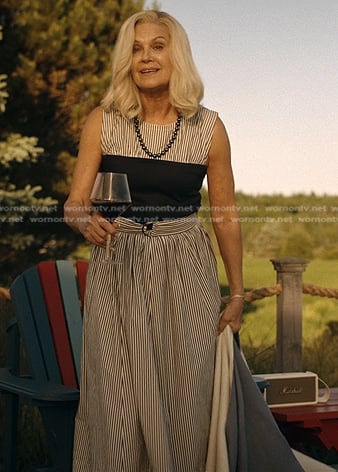 Tipper’s black striped midi dres on We Were Liars