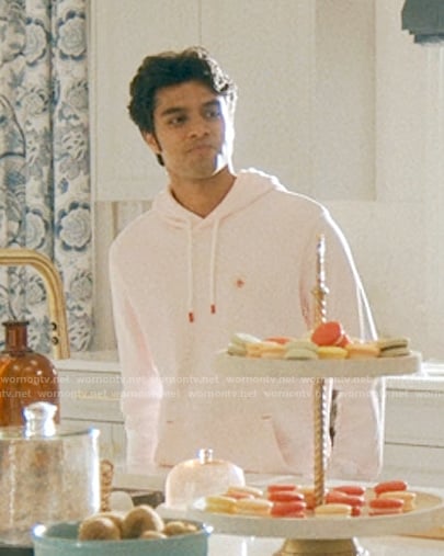 Gat’s pink hoodie on We Were Liars