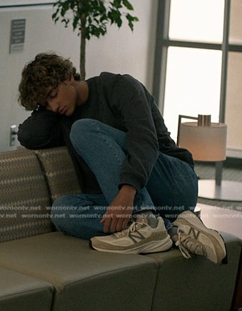Jeremiah’s white and beige sneakers on The Summer I Turned Pretty