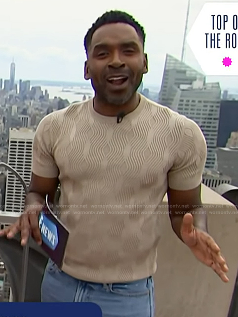 Justin’s beige textured sweater on E! News