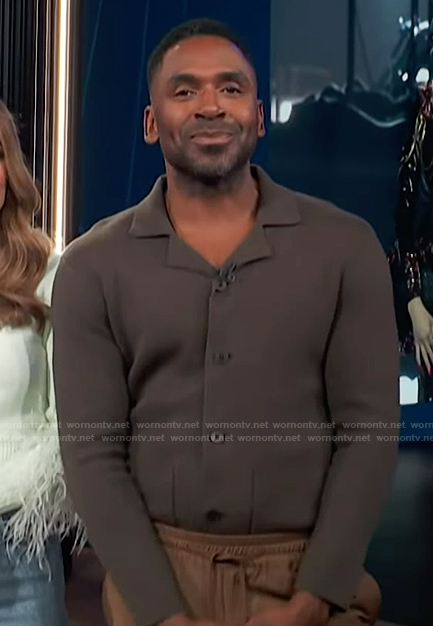 Justin’s brown cardigan on E! News