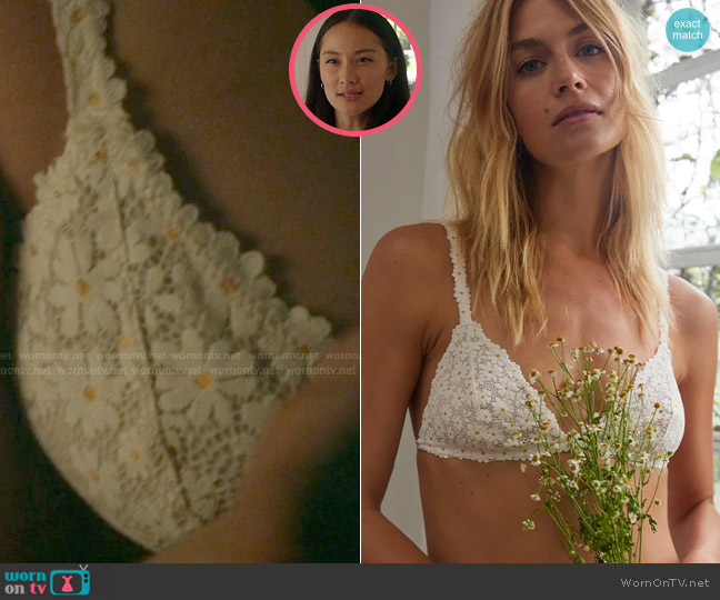 Aerie Show Off Daisy Lace Bralette worn by Belly Conklin (Lola Tung) on The Summer I Turned Pretty