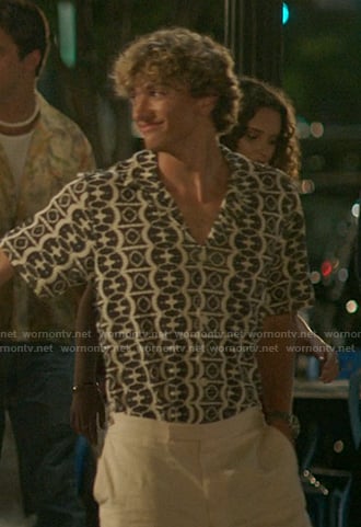 Jeremiah’s black print short sleeve shirt on The Summer I Turned Pretty