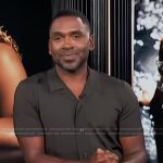 Justin’s black shirt on E! News