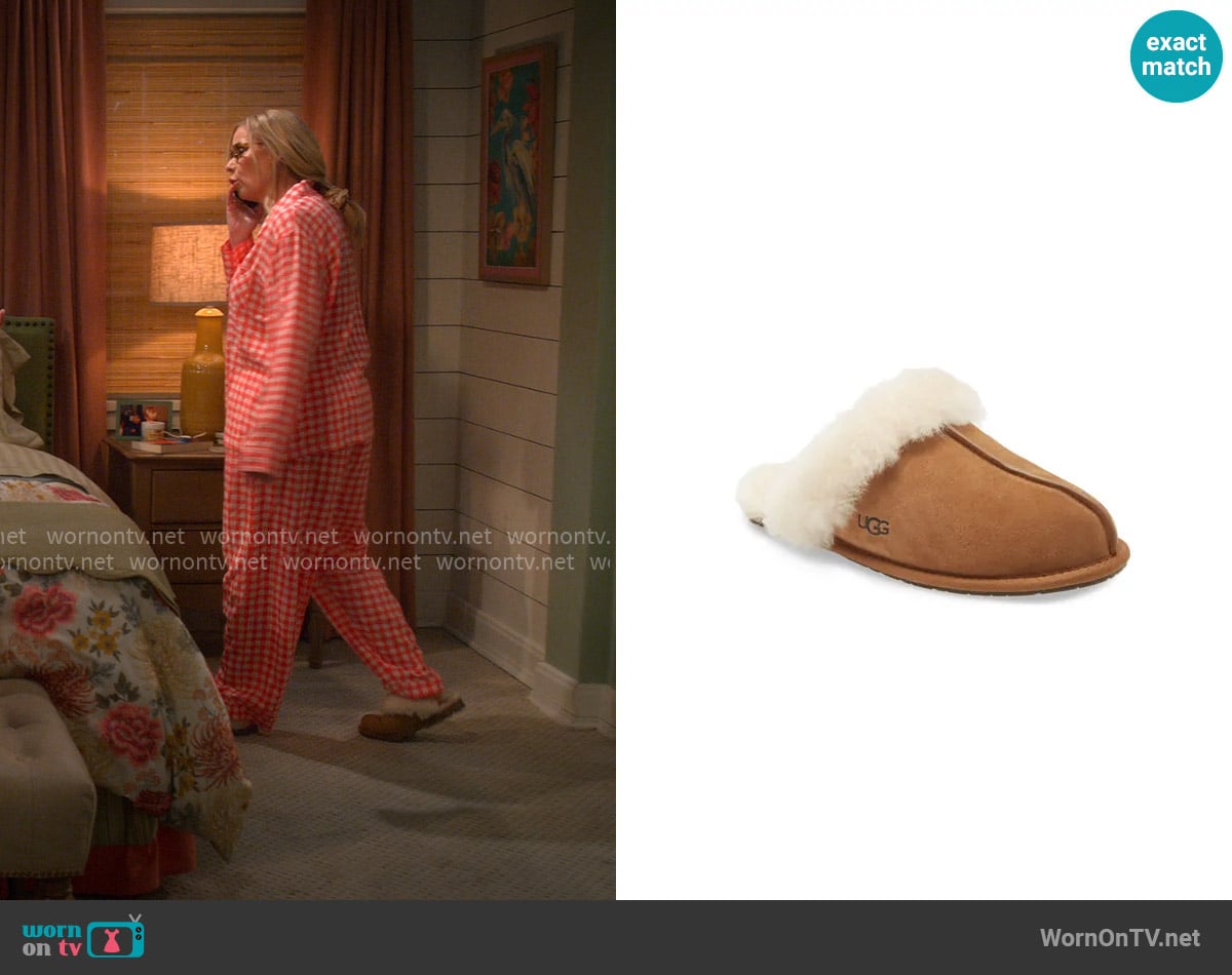 Ugg Scuffette II Slipper in Chestnut Suede worn by Leanne Murphy (Leanne Morgan) on Leanne