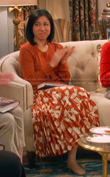 Vicky’s floral pleated skirt on Leanne