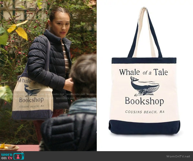 Jay Franco Whale of a Tale Cousins Beach Tote Bag worn by Belly Conklin (Lola Tung) on The Summer I Turned Pretty