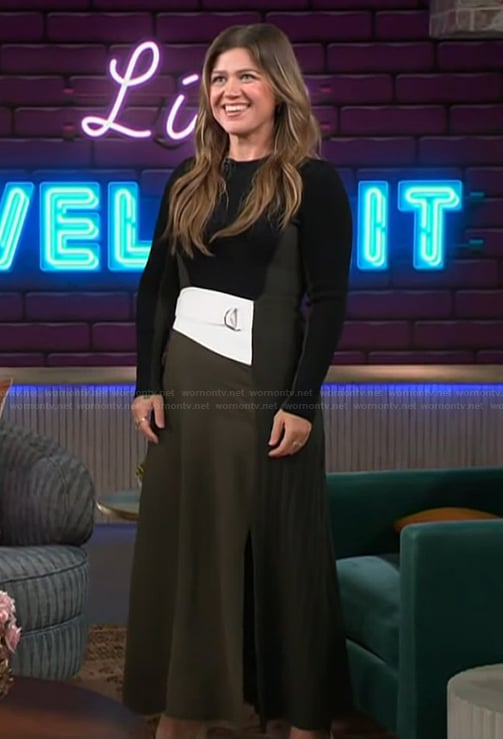 Kelly’s colorblock belted dress on The Kelly Clarkson Show