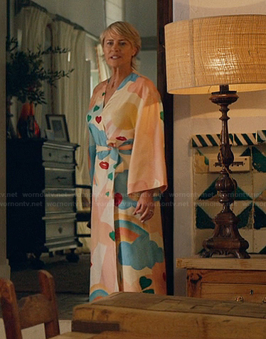 Laura’s pink printed robe on The Girlfriend