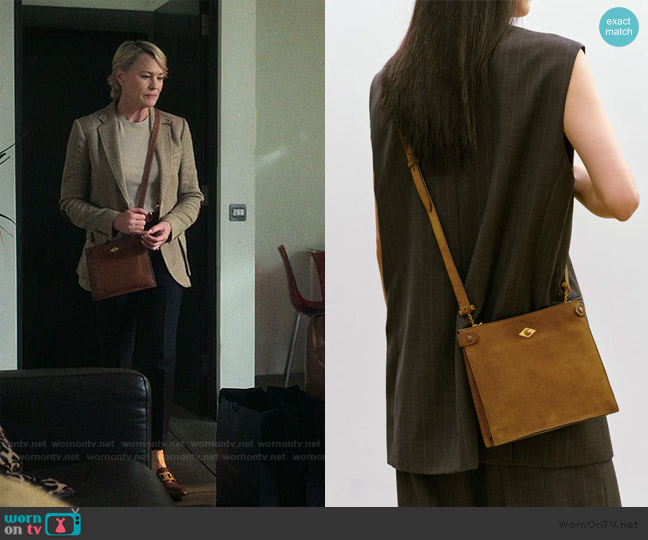 Metier Stowaway Crossbody worn by Laura Sanderson (Robin Wright) on The Girlfriend
