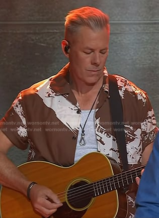 Trevor Rosen’s bronw print short sleeve shirt on Today