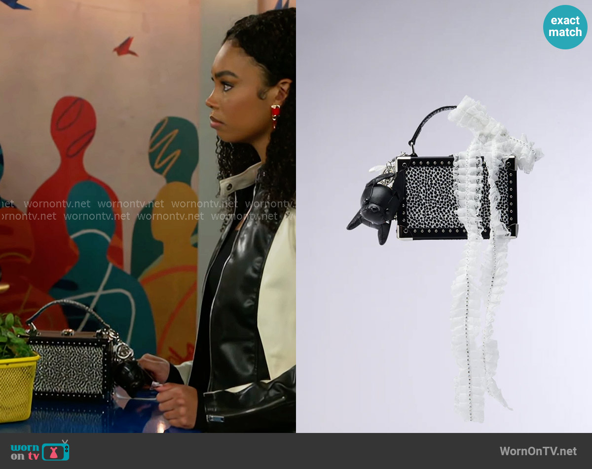 Akira Kelyn Junk Bag worn by Chelsea Hamilton (RhonniRose Mantilla) on Beyond the Gates