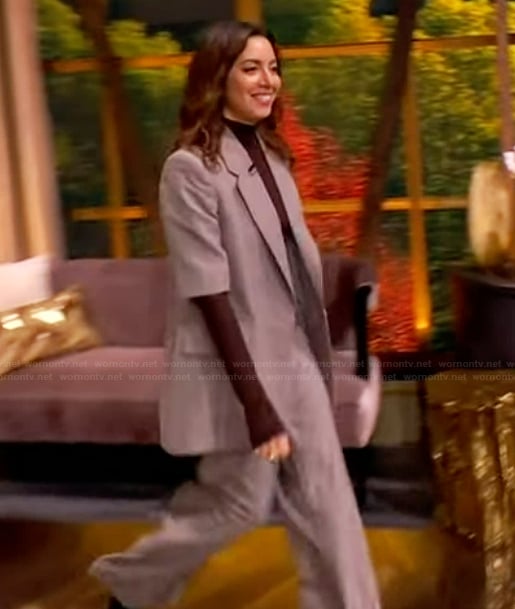 Aubrey Plaza’s gray short sleeve blazer on The View