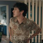 Teddy’s beige print short sleeve shirt on Elsbeth