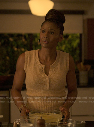 Jax’s beige knit sleeveless top on Reasonable Doubt